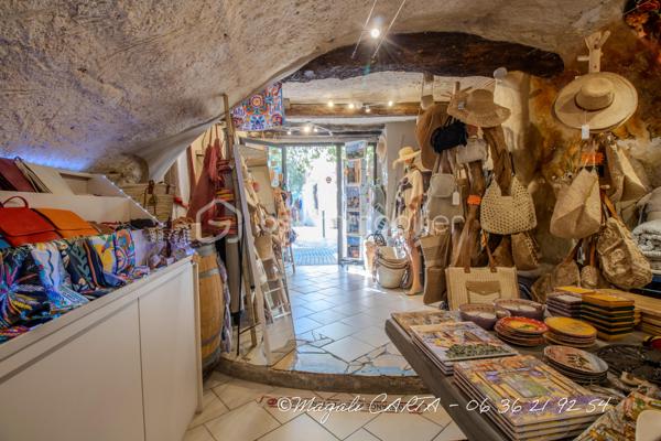 Cession Bail tous commerces sauf restauration au cœur du village médiéval du Catellet.

Local voué d'environ 50m2 avec arrière boutique/ réserve d'environ 30m2.
Ce local est doté d'un évier et d'un toilette.
L'électricité est en cours de réfection.
Actuellement magasin de souvenirs, il est possible de reprendre une partie du stock. 
L'absence d'extracteur ne permet pas de fabrication alimentaire.

Le loyer est de 950€ mensuel et reconductible en 2030.

Ce local situé au cœur de la zone touristique du Castellet vous attend.

Contactez moi pour plus d'informations.