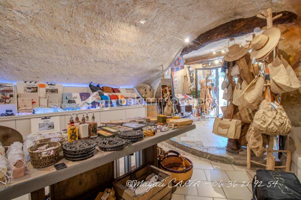 Cession Bail tous commerces sauf restauration au cœur du village médiéval du Catellet.

Local voué d'environ 50m2 avec arrière boutique/ réserve d'environ 30m2.
Ce local est doté d'un évier et d'un toilette.
L'électricité est en cours de réfection.
Actuellement magasin de souvenirs, il est possible de reprendre une partie du stock. 
L'absence d'extracteur ne permet pas de fabrication alimentaire.

Le loyer est de 950€ mensuel et reconductible en 2030.

Ce local situé au cœur de la zone touristique du Castellet vous attend.

Contactez moi pour plus d'informations.