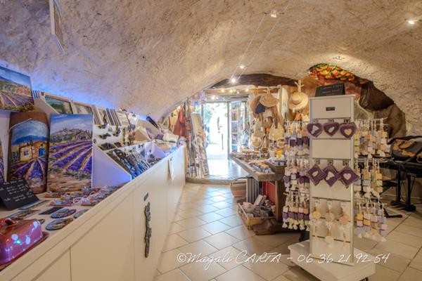 Cession Bail tous commerces sauf restauration au cœur du village médiéval du Catellet.

Local voué d'environ 50m2 avec arrière boutique/ réserve d'environ 30m2.
Ce local est doté d'un évier et d'un toilette.
L'électricité est en cours de réfection.
Actuellement magasin de souvenirs, il est possible de reprendre une partie du stock. 
L'absence d'extracteur ne permet pas de fabrication alimentaire.

Le loyer est de 950€ mensuel et reconductible en 2030.

Ce local situé au cœur de la zone touristique du Castellet vous attend.

Contactez moi pour plus d'informations.