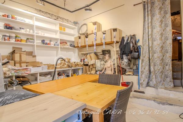 Cession Bail tous commerces sauf restauration au cœur du village médiéval du Catellet.

Local voué d'environ 50m2 avec arrière boutique/ réserve d'environ 30m2.
Ce local est doté d'un évier et d'un toilette.
L'électricité est en cours de réfection.
Actuellement magasin de souvenirs, il est possible de reprendre une partie du stock. 
L'absence d'extracteur ne permet pas de fabrication alimentaire.

Le loyer est de 950€ mensuel et reconductible en 2030.

Ce local situé au cœur de la zone touristique du Castellet vous attend.

Contactez moi pour plus d'informations.