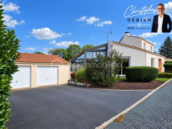 CHRISTOPHE DEBIEN – BSK IMMOBILIER VENDÉE VOUS PRÉSENTE :

Au cœur de L’Oie, découvrez cette maison d’architecte de 1995 d’environ 174 m² habitables, implantée sur une parcelle de 1 039 m², piscinable et offrant un potentiel constructible sur une partie du terrain (CUb en cours).

Située au calme, elle bénéficie d’un emplacement pratique avec écoles et commerces accessibles à pied et un accès à l’échangeur A83/A87 en environ 5 minutes.

Construite avec des matériaux professionnels et régulièrement entretenue, cette maison se distingue par son architecture originale, ses différents niveaux et ses beaux volumes.

L’entrée dessert un salon-séjour lumineux et spacieux, tandis que quelques marches conduisent à l’espace repas, ouvert sur un patio et communiquant directement avec la cuisine aménagée et entièrement équipée.

L’ensemble se prolonge par une généreuse véranda de 33 m² équipée d’une pompe à chaleur réversible, véritable espace de vie supplémentaire ouvert sur le jardin.

Le rez-de-chaussée accueille également une chambre, un bureau, une salle de bains avec douche et baignoire, des toilettes indépendantes et une buanderie.

À l’étage, le palier dessert deux chambres supplémentaires ainsi qu’une seconde salle d’eau avec WC.

Pour votre confort, la maison est équipée de menuiseries en double vitrage avec volets roulants, d’une pompe à chaleur installée en 2025, d’un poêle à bois ainsi que d’un assainissement conforme.

Un double garage d’environ 40 m² complète la propriété.

Une maison d’architecte aux volumes généreux et à la distribution originale, offrant de beaux espaces de vie, un grand jardin et un potentiel d’évolution particulièrement intéressant.

Vous souhaitez en savoir plus ou découvrir cette propriété ? Contactez-moi afin d’échanger sur votre projet et d’organiser une visite.

Conformément aux dispositions de la loi ELAN, tout candidat acquéreur est informé de son droit de se faire accompagner, lors de la visite, par un professionnel du bâtiment de son choix.
Il est demandé de signaler préalablement la présence de cet intervenant afin de permettre l’organisation de la visite dans des conditions adaptées.
