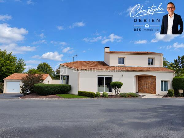 CHRISTOPHE DEBIEN – BSK IMMOBILIER VENDÉE VOUS PRÉSENTE :

Au cœur de L’Oie, découvrez cette maison d’architecte de 1995 d’environ 174 m² habitables, implantée sur une parcelle de 1 039 m², piscinable et offrant un potentiel constructible sur une partie du terrain (CUb en cours).

Située au calme, elle bénéficie d’un emplacement pratique avec écoles et commerces accessibles à pied et un accès à l’échangeur A83/A87 en environ 5 minutes.

Construite avec des matériaux professionnels et régulièrement entretenue, cette maison se distingue par son architecture originale, ses différents niveaux et ses beaux volumes.

L’entrée dessert un salon-séjour lumineux et spacieux, tandis que quelques marches conduisent à l’espace repas, ouvert sur un patio et communiquant directement avec la cuisine aménagée et entièrement équipée.

L’ensemble se prolonge par une généreuse véranda de 33 m² équipée d’une pompe à chaleur réversible, véritable espace de vie supplémentaire ouvert sur le jardin.

Le rez-de-chaussée accueille également une chambre, un bureau, une salle de bains avec douche et baignoire, des toilettes indépendantes et une buanderie.

À l’étage, le palier dessert deux chambres supplémentaires ainsi qu’une seconde salle d’eau avec WC.

Pour votre confort, la maison est équipée de menuiseries en double vitrage avec volets roulants, d’une pompe à chaleur installée en 2025, d’un poêle à bois ainsi que d’un assainissement conforme.

Un double garage d’environ 40 m² complète la propriété.

Une maison d’architecte aux volumes généreux et à la distribution originale, offrant de beaux espaces de vie, un grand jardin et un potentiel d’évolution particulièrement intéressant.

Vous souhaitez en savoir plus ou découvrir cette propriété ? Contactez-moi afin d’échanger sur votre projet et d’organiser une visite.

Conformément aux dispositions de la loi ELAN, tout candidat acquéreur est informé de son droit de se faire accompagner, lors de la visite, par un professionnel du bâtiment de son choix.
Il est demandé de signaler préalablement la présence de cet intervenant afin de permettre l’organisation de la visite dans des conditions adaptées.