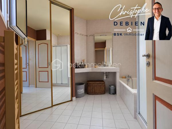 CHRISTOPHE DEBIEN – BSK IMMOBILIER VENDÉE VOUS PRÉSENTE :

Au cœur de L’Oie, découvrez cette maison d’architecte de 1995 d’environ 174 m² habitables, implantée sur une parcelle de 1 039 m², piscinable et offrant un potentiel constructible sur une partie du terrain (CUb en cours).

Située au calme, elle bénéficie d’un emplacement pratique avec écoles et commerces accessibles à pied et un accès à l’échangeur A83/A87 en environ 5 minutes.

Construite avec des matériaux professionnels et régulièrement entretenue, cette maison se distingue par son architecture originale, ses différents niveaux et ses beaux volumes.

L’entrée dessert un salon-séjour lumineux et spacieux, tandis que quelques marches conduisent à l’espace repas, ouvert sur un patio et communiquant directement avec la cuisine aménagée et entièrement équipée.

L’ensemble se prolonge par une généreuse véranda de 33 m² équipée d’une pompe à chaleur réversible, véritable espace de vie supplémentaire ouvert sur le jardin.

Le rez-de-chaussée accueille également une chambre, un bureau, une salle de bains avec douche et baignoire, des toilettes indépendantes et une buanderie.

À l’étage, le palier dessert deux chambres supplémentaires ainsi qu’une seconde salle d’eau avec WC.

Pour votre confort, la maison est équipée de menuiseries en double vitrage avec volets roulants, d’une pompe à chaleur installée en 2025, d’un poêle à bois ainsi que d’un assainissement conforme.

Un double garage d’environ 40 m² complète la propriété.

Une maison d’architecte aux volumes généreux et à la distribution originale, offrant de beaux espaces de vie, un grand jardin et un potentiel d’évolution particulièrement intéressant.

Vous souhaitez en savoir plus ou découvrir cette propriété ? Contactez-moi afin d’échanger sur votre projet et d’organiser une visite.

Conformément aux dispositions de la loi ELAN, tout candidat acquéreur est informé de son droit de se faire accompagner, lors de la visite, par un professionnel du bâtiment de son choix.
Il est demandé de signaler préalablement la présence de cet intervenant afin de permettre l’organisation de la visite dans des conditions adaptées.