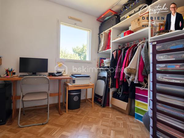 CHRISTOPHE DEBIEN – BSK IMMOBILIER VENDÉE VOUS PRÉSENTE :

Au cœur de L’Oie, découvrez cette maison d’architecte de 1995 d’environ 174 m² habitables, implantée sur une parcelle de 1 039 m², piscinable et offrant un potentiel constructible sur une partie du terrain (CUb en cours).

Située au calme, elle bénéficie d’un emplacement pratique avec écoles et commerces accessibles à pied et un accès à l’échangeur A83/A87 en environ 5 minutes.

Construite avec des matériaux professionnels et régulièrement entretenue, cette maison se distingue par son architecture originale, ses différents niveaux et ses beaux volumes.

L’entrée dessert un salon-séjour lumineux et spacieux, tandis que quelques marches conduisent à l’espace repas, ouvert sur un patio et communiquant directement avec la cuisine aménagée et entièrement équipée.

L’ensemble se prolonge par une généreuse véranda de 33 m² équipée d’une pompe à chaleur réversible, véritable espace de vie supplémentaire ouvert sur le jardin.

Le rez-de-chaussée accueille également une chambre, un bureau, une salle de bains avec douche et baignoire, des toilettes indépendantes et une buanderie.

À l’étage, le palier dessert deux chambres supplémentaires ainsi qu’une seconde salle d’eau avec WC.

Pour votre confort, la maison est équipée de menuiseries en double vitrage avec volets roulants, d’une pompe à chaleur installée en 2025, d’un poêle à bois ainsi que d’un assainissement conforme.

Un double garage d’environ 40 m² complète la propriété.

Une maison d’architecte aux volumes généreux et à la distribution originale, offrant de beaux espaces de vie, un grand jardin et un potentiel d’évolution particulièrement intéressant.

Vous souhaitez en savoir plus ou découvrir cette propriété ? Contactez-moi afin d’échanger sur votre projet et d’organiser une visite.

Conformément aux dispositions de la loi ELAN, tout candidat acquéreur est informé de son droit de se faire accompagner, lors de la visite, par un professionnel du bâtiment de son choix.
Il est demandé de signaler préalablement la présence de cet intervenant afin de permettre l’organisation de la visite dans des conditions adaptées.