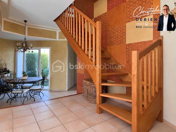 CHRISTOPHE DEBIEN – BSK IMMOBILIER VENDÉE VOUS PRÉSENTE :

Au cœur de L’Oie, découvrez cette maison d’architecte de 1995 d’environ 174 m² habitables, implantée sur une parcelle de 1 039 m², piscinable et offrant un potentiel constructible sur une partie du terrain (CUb en cours).

Située au calme, elle bénéficie d’un emplacement pratique avec écoles et commerces accessibles à pied et un accès à l’échangeur A83/A87 en environ 5 minutes.

Construite avec des matériaux professionnels et régulièrement entretenue, cette maison se distingue par son architecture originale, ses différents niveaux et ses beaux volumes.

L’entrée dessert un salon-séjour lumineux et spacieux, tandis que quelques marches conduisent à l’espace repas, ouvert sur un patio et communiquant directement avec la cuisine aménagée et entièrement équipée.

L’ensemble se prolonge par une généreuse véranda de 33 m² équipée d’une pompe à chaleur réversible, véritable espace de vie supplémentaire ouvert sur le jardin.

Le rez-de-chaussée accueille également une chambre, un bureau, une salle de bains avec douche et baignoire, des toilettes indépendantes et une buanderie.

À l’étage, le palier dessert deux chambres supplémentaires ainsi qu’une seconde salle d’eau avec WC.

Pour votre confort, la maison est équipée de menuiseries en double vitrage avec volets roulants, d’une pompe à chaleur installée en 2025, d’un poêle à bois ainsi que d’un assainissement conforme.

Un double garage d’environ 40 m² complète la propriété.

Une maison d’architecte aux volumes généreux et à la distribution originale, offrant de beaux espaces de vie, un grand jardin et un potentiel d’évolution particulièrement intéressant.

Vous souhaitez en savoir plus ou découvrir cette propriété ? Contactez-moi afin d’échanger sur votre projet et d’organiser une visite.

Conformément aux dispositions de la loi ELAN, tout candidat acquéreur est informé de son droit de se faire accompagner, lors de la visite, par un professionnel du bâtiment de son choix.
Il est demandé de signaler préalablement la présence de cet intervenant afin de permettre l’organisation de la visite dans des conditions adaptées.