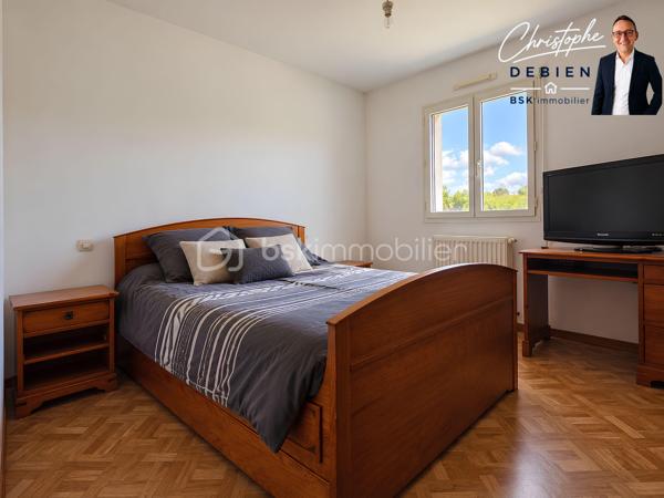 CHRISTOPHE DEBIEN – BSK IMMOBILIER VENDÉE VOUS PRÉSENTE :

Au cœur de L’Oie, découvrez cette maison d’architecte de 1995 d’environ 174 m² habitables, implantée sur une parcelle de 1 039 m², piscinable et offrant un potentiel constructible sur une partie du terrain (CUb en cours).

Située au calme, elle bénéficie d’un emplacement pratique avec écoles et commerces accessibles à pied et un accès à l’échangeur A83/A87 en environ 5 minutes.

Construite avec des matériaux professionnels et régulièrement entretenue, cette maison se distingue par son architecture originale, ses différents niveaux et ses beaux volumes.

L’entrée dessert un salon-séjour lumineux et spacieux, tandis que quelques marches conduisent à l’espace repas, ouvert sur un patio et communiquant directement avec la cuisine aménagée et entièrement équipée.

L’ensemble se prolonge par une généreuse véranda de 33 m² équipée d’une pompe à chaleur réversible, véritable espace de vie supplémentaire ouvert sur le jardin.

Le rez-de-chaussée accueille également une chambre, un bureau, une salle de bains avec douche et baignoire, des toilettes indépendantes et une buanderie.

À l’étage, le palier dessert deux chambres supplémentaires ainsi qu’une seconde salle d’eau avec WC.

Pour votre confort, la maison est équipée de menuiseries en double vitrage avec volets roulants, d’une pompe à chaleur installée en 2025, d’un poêle à bois ainsi que d’un assainissement conforme.

Un double garage d’environ 40 m² complète la propriété.

Une maison d’architecte aux volumes généreux et à la distribution originale, offrant de beaux espaces de vie, un grand jardin et un potentiel d’évolution particulièrement intéressant.

Vous souhaitez en savoir plus ou découvrir cette propriété ? Contactez-moi afin d’échanger sur votre projet et d’organiser une visite.

Conformément aux dispositions de la loi ELAN, tout candidat acquéreur est informé de son droit de se faire accompagner, lors de la visite, par un professionnel du bâtiment de son choix.
Il est demandé de signaler préalablement la présence de cet intervenant afin de permettre l’organisation de la visite dans des conditions adaptées.