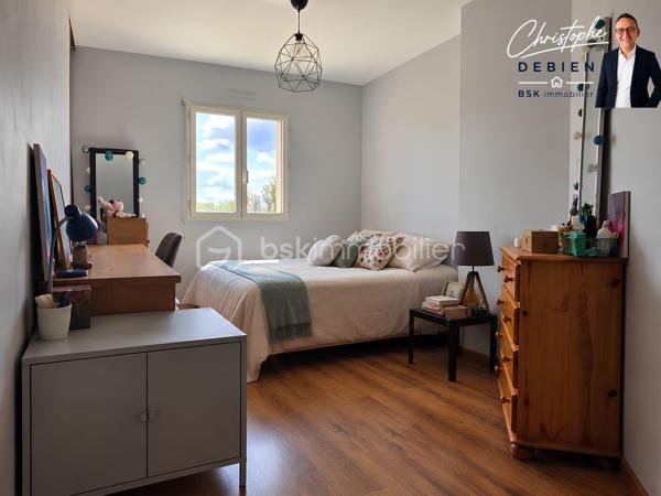CHRISTOPHE DEBIEN – BSK IMMOBILIER VENDÉE VOUS PRÉSENTE :

Au cœur de L’Oie, découvrez cette maison d’architecte de 1995 d’environ 174 m² habitables, implantée sur une parcelle de 1 039 m², piscinable et offrant un potentiel constructible sur une partie du terrain (CUb en cours).

Située au calme, elle bénéficie d’un emplacement pratique avec écoles et commerces accessibles à pied et un accès à l’échangeur A83/A87 en environ 5 minutes.

Construite avec des matériaux professionnels et régulièrement entretenue, cette maison se distingue par son architecture originale, ses différents niveaux et ses beaux volumes.

L’entrée dessert un salon-séjour lumineux et spacieux, tandis que quelques marches conduisent à l’espace repas, ouvert sur un patio et communiquant directement avec la cuisine aménagée et entièrement équipée.

L’ensemble se prolonge par une généreuse véranda de 33 m² équipée d’une pompe à chaleur réversible, véritable espace de vie supplémentaire ouvert sur le jardin.

Le rez-de-chaussée accueille également une chambre, un bureau, une salle de bains avec douche et baignoire, des toilettes indépendantes et une buanderie.

À l’étage, le palier dessert deux chambres supplémentaires ainsi qu’une seconde salle d’eau avec WC.

Pour votre confort, la maison est équipée de menuiseries en double vitrage avec volets roulants, d’une pompe à chaleur installée en 2025, d’un poêle à bois ainsi que d’un assainissement conforme.

Un double garage d’environ 40 m² complète la propriété.

Une maison d’architecte aux volumes généreux et à la distribution originale, offrant de beaux espaces de vie, un grand jardin et un potentiel d’évolution particulièrement intéressant.

Vous souhaitez en savoir plus ou découvrir cette propriété ? Contactez-moi afin d’échanger sur votre projet et d’organiser une visite.

Conformément aux dispositions de la loi ELAN, tout candidat acquéreur est informé de son droit de se faire accompagner, lors de la visite, par un professionnel du bâtiment de son choix.
Il est demandé de signaler préalablement la présence de cet intervenant afin de permettre l’organisation de la visite dans des conditions adaptées.