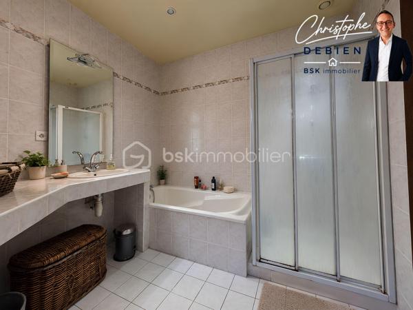 CHRISTOPHE DEBIEN – BSK IMMOBILIER VENDÉE VOUS PRÉSENTE :

Au cœur de L’Oie, découvrez cette maison d’architecte de 1995 d’environ 174 m² habitables, implantée sur une parcelle de 1 039 m², piscinable et offrant un potentiel constructible sur une partie du terrain (CUb en cours).

Située au calme, elle bénéficie d’un emplacement pratique avec écoles et commerces accessibles à pied et un accès à l’échangeur A83/A87 en environ 5 minutes.

Construite avec des matériaux professionnels et régulièrement entretenue, cette maison se distingue par son architecture originale, ses différents niveaux et ses beaux volumes.

L’entrée dessert un salon-séjour lumineux et spacieux, tandis que quelques marches conduisent à l’espace repas, ouvert sur un patio et communiquant directement avec la cuisine aménagée et entièrement équipée.

L’ensemble se prolonge par une généreuse véranda de 33 m² équipée d’une pompe à chaleur réversible, véritable espace de vie supplémentaire ouvert sur le jardin.

Le rez-de-chaussée accueille également une chambre, un bureau, une salle de bains avec douche et baignoire, des toilettes indépendantes et une buanderie.

À l’étage, le palier dessert deux chambres supplémentaires ainsi qu’une seconde salle d’eau avec WC.

Pour votre confort, la maison est équipée de menuiseries en double vitrage avec volets roulants, d’une pompe à chaleur installée en 2025, d’un poêle à bois ainsi que d’un assainissement conforme.

Un double garage d’environ 40 m² complète la propriété.

Une maison d’architecte aux volumes généreux et à la distribution originale, offrant de beaux espaces de vie, un grand jardin et un potentiel d’évolution particulièrement intéressant.

Vous souhaitez en savoir plus ou découvrir cette propriété ? Contactez-moi afin d’échanger sur votre projet et d’organiser une visite.

Conformément aux dispositions de la loi ELAN, tout candidat acquéreur est informé de son droit de se faire accompagner, lors de la visite, par un professionnel du bâtiment de son choix.
Il est demandé de signaler préalablement la présence de cet intervenant afin de permettre l’organisation de la visite dans des conditions adaptées.