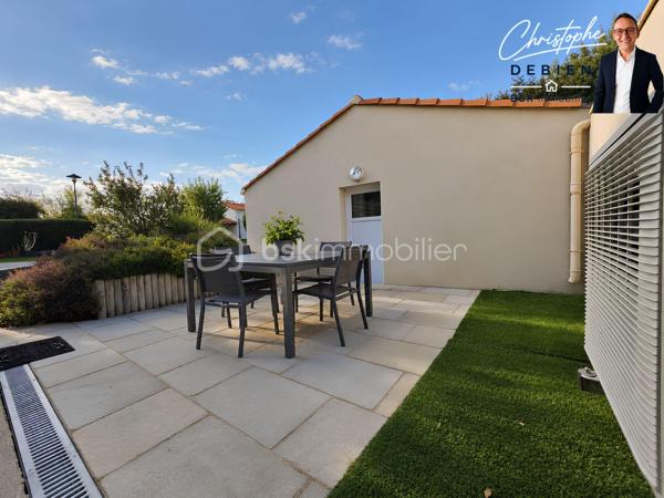 CHRISTOPHE DEBIEN – BSK IMMOBILIER VENDÉE VOUS PRÉSENTE :

Au cœur de L’Oie, découvrez cette maison d’architecte de 1995 d’environ 174 m² habitables, implantée sur une parcelle de 1 039 m², piscinable et offrant un potentiel constructible sur une partie du terrain (CUb en cours).

Située au calme, elle bénéficie d’un emplacement pratique avec écoles et commerces accessibles à pied et un accès à l’échangeur A83/A87 en environ 5 minutes.

Construite avec des matériaux professionnels et régulièrement entretenue, cette maison se distingue par son architecture originale, ses différents niveaux et ses beaux volumes.

L’entrée dessert un salon-séjour lumineux et spacieux, tandis que quelques marches conduisent à l’espace repas, ouvert sur un patio et communiquant directement avec la cuisine aménagée et entièrement équipée.

L’ensemble se prolonge par une généreuse véranda de 33 m² équipée d’une pompe à chaleur réversible, véritable espace de vie supplémentaire ouvert sur le jardin.

Le rez-de-chaussée accueille également une chambre, un bureau, une salle de bains avec douche et baignoire, des toilettes indépendantes et une buanderie.

À l’étage, le palier dessert deux chambres supplémentaires ainsi qu’une seconde salle d’eau avec WC.

Pour votre confort, la maison est équipée de menuiseries en double vitrage avec volets roulants, d’une pompe à chaleur installée en 2025, d’un poêle à bois ainsi que d’un assainissement conforme.

Un double garage d’environ 40 m² complète la propriété.

Une maison d’architecte aux volumes généreux et à la distribution originale, offrant de beaux espaces de vie, un grand jardin et un potentiel d’évolution particulièrement intéressant.

Vous souhaitez en savoir plus ou découvrir cette propriété ? Contactez-moi afin d’échanger sur votre projet et d’organiser une visite.

Conformément aux dispositions de la loi ELAN, tout candidat acquéreur est informé de son droit de se faire accompagner, lors de la visite, par un professionnel du bâtiment de son choix.
Il est demandé de signaler préalablement la présence de cet intervenant afin de permettre l’organisation de la visite dans des conditions adaptées.