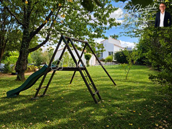 CHRISTOPHE DEBIEN – BSK IMMOBILIER VENDÉE VOUS PRÉSENTE :

Au cœur de L’Oie, découvrez cette maison d’architecte de 1995 d’environ 174 m² habitables, implantée sur une parcelle de 1 039 m², piscinable et offrant un potentiel constructible sur une partie du terrain (CUb en cours).

Située au calme, elle bénéficie d’un emplacement pratique avec écoles et commerces accessibles à pied et un accès à l’échangeur A83/A87 en environ 5 minutes.

Construite avec des matériaux professionnels et régulièrement entretenue, cette maison se distingue par son architecture originale, ses différents niveaux et ses beaux volumes.

L’entrée dessert un salon-séjour lumineux et spacieux, tandis que quelques marches conduisent à l’espace repas, ouvert sur un patio et communiquant directement avec la cuisine aménagée et entièrement équipée.

L’ensemble se prolonge par une généreuse véranda de 33 m² équipée d’une pompe à chaleur réversible, véritable espace de vie supplémentaire ouvert sur le jardin.

Le rez-de-chaussée accueille également une chambre, un bureau, une salle de bains avec douche et baignoire, des toilettes indépendantes et une buanderie.

À l’étage, le palier dessert deux chambres supplémentaires ainsi qu’une seconde salle d’eau avec WC.

Pour votre confort, la maison est équipée de menuiseries en double vitrage avec volets roulants, d’une pompe à chaleur installée en 2025, d’un poêle à bois ainsi que d’un assainissement conforme.

Un double garage d’environ 40 m² complète la propriété.

Une maison d’architecte aux volumes généreux et à la distribution originale, offrant de beaux espaces de vie, un grand jardin et un potentiel d’évolution particulièrement intéressant.

Vous souhaitez en savoir plus ou découvrir cette propriété ? Contactez-moi afin d’échanger sur votre projet et d’organiser une visite.

Conformément aux dispositions de la loi ELAN, tout candidat acquéreur est informé de son droit de se faire accompagner, lors de la visite, par un professionnel du bâtiment de son choix.
Il est demandé de signaler préalablement la présence de cet intervenant afin de permettre l’organisation de la visite dans des conditions adaptées.
