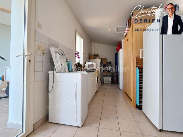 CHRISTOPHE DEBIEN – BSK IMMOBILIER VENDÉE VOUS PRÉSENTE :

Au cœur de L’Oie, découvrez cette maison d’architecte de 1995 d’environ 174 m² habitables, implantée sur une parcelle de 1 039 m², piscinable et offrant un potentiel constructible sur une partie du terrain (CUb en cours).

Située au calme, elle bénéficie d’un emplacement pratique avec écoles et commerces accessibles à pied et un accès à l’échangeur A83/A87 en environ 5 minutes.

Construite avec des matériaux professionnels et régulièrement entretenue, cette maison se distingue par son architecture originale, ses différents niveaux et ses beaux volumes.

L’entrée dessert un salon-séjour lumineux et spacieux, tandis que quelques marches conduisent à l’espace repas, ouvert sur un patio et communiquant directement avec la cuisine aménagée et entièrement équipée.

L’ensemble se prolonge par une généreuse véranda de 33 m² équipée d’une pompe à chaleur réversible, véritable espace de vie supplémentaire ouvert sur le jardin.

Le rez-de-chaussée accueille également une chambre, un bureau, une salle de bains avec douche et baignoire, des toilettes indépendantes et une buanderie.

À l’étage, le palier dessert deux chambres supplémentaires ainsi qu’une seconde salle d’eau avec WC.

Pour votre confort, la maison est équipée de menuiseries en double vitrage avec volets roulants, d’une pompe à chaleur installée en 2025, d’un poêle à bois ainsi que d’un assainissement conforme.

Un double garage d’environ 40 m² complète la propriété.

Une maison d’architecte aux volumes généreux et à la distribution originale, offrant de beaux espaces de vie, un grand jardin et un potentiel d’évolution particulièrement intéressant.

Vous souhaitez en savoir plus ou découvrir cette propriété ? Contactez-moi afin d’échanger sur votre projet et d’organiser une visite.

Conformément aux dispositions de la loi ELAN, tout candidat acquéreur est informé de son droit de se faire accompagner, lors de la visite, par un professionnel du bâtiment de son choix.
Il est demandé de signaler préalablement la présence de cet intervenant afin de permettre l’organisation de la visite dans des conditions adaptées.