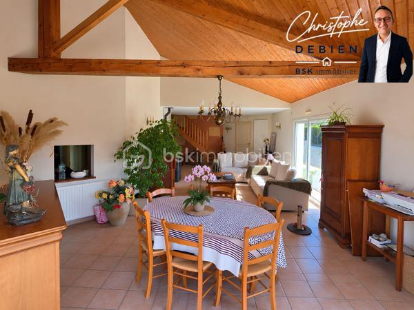 CHRISTOPHE DEBIEN – BSK IMMOBILIER VENDÉE VOUS PRÉSENTE :

Au cœur de L’Oie, découvrez cette maison d’architecte de 1995 d’environ 174 m² habitables, implantée sur une parcelle de 1 039 m², piscinable et offrant un potentiel constructible sur une partie du terrain (CUb en cours).

Située au calme, elle bénéficie d’un emplacement pratique avec écoles et commerces accessibles à pied et un accès à l’échangeur A83/A87 en environ 5 minutes.

Construite avec des matériaux professionnels et régulièrement entretenue, cette maison se distingue par son architecture originale, ses différents niveaux et ses beaux volumes.

L’entrée dessert un salon-séjour lumineux et spacieux, tandis que quelques marches conduisent à l’espace repas, ouvert sur un patio et communiquant directement avec la cuisine aménagée et entièrement équipée.

L’ensemble se prolonge par une généreuse véranda de 33 m² équipée d’une pompe à chaleur réversible, véritable espace de vie supplémentaire ouvert sur le jardin.

Le rez-de-chaussée accueille également une chambre, un bureau, une salle de bains avec douche et baignoire, des toilettes indépendantes et une buanderie.

À l’étage, le palier dessert deux chambres supplémentaires ainsi qu’une seconde salle d’eau avec WC.

Pour votre confort, la maison est équipée de menuiseries en double vitrage avec volets roulants, d’une pompe à chaleur installée en 2025, d’un poêle à bois ainsi que d’un assainissement conforme.

Un double garage d’environ 40 m² complète la propriété.

Une maison d’architecte aux volumes généreux et à la distribution originale, offrant de beaux espaces de vie, un grand jardin et un potentiel d’évolution particulièrement intéressant.

Vous souhaitez en savoir plus ou découvrir cette propriété ? Contactez-moi afin d’échanger sur votre projet et d’organiser une visite.

Conformément aux dispositions de la loi ELAN, tout candidat acquéreur est informé de son droit de se faire accompagner, lors de la visite, par un professionnel du bâtiment de son choix.
Il est demandé de signaler préalablement la présence de cet intervenant afin de permettre l’organisation de la visite dans des conditions adaptées.