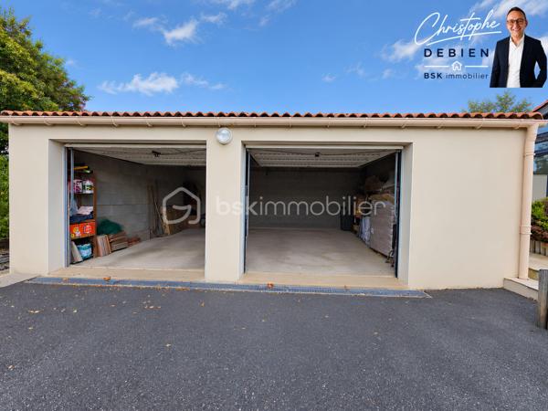 CHRISTOPHE DEBIEN – BSK IMMOBILIER VENDÉE VOUS PRÉSENTE :

Au cœur de L’Oie, découvrez cette maison d’architecte de 1995 d’environ 174 m² habitables, implantée sur une parcelle de 1 039 m², piscinable et offrant un potentiel constructible sur une partie du terrain (CUb en cours).

Située au calme, elle bénéficie d’un emplacement pratique avec écoles et commerces accessibles à pied et un accès à l’échangeur A83/A87 en environ 5 minutes.

Construite avec des matériaux professionnels et régulièrement entretenue, cette maison se distingue par son architecture originale, ses différents niveaux et ses beaux volumes.

L’entrée dessert un salon-séjour lumineux et spacieux, tandis que quelques marches conduisent à l’espace repas, ouvert sur un patio et communiquant directement avec la cuisine aménagée et entièrement équipée.

L’ensemble se prolonge par une généreuse véranda de 33 m² équipée d’une pompe à chaleur réversible, véritable espace de vie supplémentaire ouvert sur le jardin.

Le rez-de-chaussée accueille également une chambre, un bureau, une salle de bains avec douche et baignoire, des toilettes indépendantes et une buanderie.

À l’étage, le palier dessert deux chambres supplémentaires ainsi qu’une seconde salle d’eau avec WC.

Pour votre confort, la maison est équipée de menuiseries en double vitrage avec volets roulants, d’une pompe à chaleur installée en 2025, d’un poêle à bois ainsi que d’un assainissement conforme.

Un double garage d’environ 40 m² complète la propriété.

Une maison d’architecte aux volumes généreux et à la distribution originale, offrant de beaux espaces de vie, un grand jardin et un potentiel d’évolution particulièrement intéressant.

Vous souhaitez en savoir plus ou découvrir cette propriété ? Contactez-moi afin d’échanger sur votre projet et d’organiser une visite.

Conformément aux dispositions de la loi ELAN, tout candidat acquéreur est informé de son droit de se faire accompagner, lors de la visite, par un professionnel du bâtiment de son choix.
Il est demandé de signaler préalablement la présence de cet intervenant afin de permettre l’organisation de la visite dans des conditions adaptées.