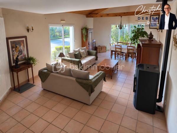 CHRISTOPHE DEBIEN – BSK IMMOBILIER VENDÉE VOUS PRÉSENTE :

Au cœur de L’Oie, découvrez cette maison d’architecte de 1995 d’environ 174 m² habitables, implantée sur une parcelle de 1 039 m², piscinable et offrant un potentiel constructible sur une partie du terrain (CUb en cours).

Située au calme, elle bénéficie d’un emplacement pratique avec écoles et commerces accessibles à pied et un accès à l’échangeur A83/A87 en environ 5 minutes.

Construite avec des matériaux professionnels et régulièrement entretenue, cette maison se distingue par son architecture originale, ses différents niveaux et ses beaux volumes.

L’entrée dessert un salon-séjour lumineux et spacieux, tandis que quelques marches conduisent à l’espace repas, ouvert sur un patio et communiquant directement avec la cuisine aménagée et entièrement équipée.

L’ensemble se prolonge par une généreuse véranda de 33 m² équipée d’une pompe à chaleur réversible, véritable espace de vie supplémentaire ouvert sur le jardin.

Le rez-de-chaussée accueille également une chambre, un bureau, une salle de bains avec douche et baignoire, des toilettes indépendantes et une buanderie.

À l’étage, le palier dessert deux chambres supplémentaires ainsi qu’une seconde salle d’eau avec WC.

Pour votre confort, la maison est équipée de menuiseries en double vitrage avec volets roulants, d’une pompe à chaleur installée en 2025, d’un poêle à bois ainsi que d’un assainissement conforme.

Un double garage d’environ 40 m² complète la propriété.

Une maison d’architecte aux volumes généreux et à la distribution originale, offrant de beaux espaces de vie, un grand jardin et un potentiel d’évolution particulièrement intéressant.

Vous souhaitez en savoir plus ou découvrir cette propriété ? Contactez-moi afin d’échanger sur votre projet et d’organiser une visite.

Conformément aux dispositions de la loi ELAN, tout candidat acquéreur est informé de son droit de se faire accompagner, lors de la visite, par un professionnel du bâtiment de son choix.
Il est demandé de signaler préalablement la présence de cet intervenant afin de permettre l’organisation de la visite dans des conditions adaptées.