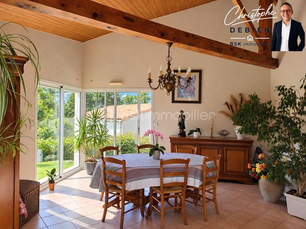 CHRISTOPHE DEBIEN – BSK IMMOBILIER VENDÉE VOUS PRÉSENTE :

Au cœur de L’Oie, découvrez cette maison d’architecte de 1995 d’environ 174 m² habitables, implantée sur une parcelle de 1 039 m², piscinable et offrant un potentiel constructible sur une partie du terrain (CUb en cours).

Située au calme, elle bénéficie d’un emplacement pratique avec écoles et commerces accessibles à pied et un accès à l’échangeur A83/A87 en environ 5 minutes.

Construite avec des matériaux professionnels et régulièrement entretenue, cette maison se distingue par son architecture originale, ses différents niveaux et ses beaux volumes.

L’entrée dessert un salon-séjour lumineux et spacieux, tandis que quelques marches conduisent à l’espace repas, ouvert sur un patio et communiquant directement avec la cuisine aménagée et entièrement équipée.

L’ensemble se prolonge par une généreuse véranda de 33 m² équipée d’une pompe à chaleur réversible, véritable espace de vie supplémentaire ouvert sur le jardin.

Le rez-de-chaussée accueille également une chambre, un bureau, une salle de bains avec douche et baignoire, des toilettes indépendantes et une buanderie.

À l’étage, le palier dessert deux chambres supplémentaires ainsi qu’une seconde salle d’eau avec WC.

Pour votre confort, la maison est équipée de menuiseries en double vitrage avec volets roulants, d’une pompe à chaleur installée en 2025, d’un poêle à bois ainsi que d’un assainissement conforme.

Un double garage d’environ 40 m² complète la propriété.

Une maison d’architecte aux volumes généreux et à la distribution originale, offrant de beaux espaces de vie, un grand jardin et un potentiel d’évolution particulièrement intéressant.

Vous souhaitez en savoir plus ou découvrir cette propriété ? Contactez-moi afin d’échanger sur votre projet et d’organiser une visite.

Conformément aux dispositions de la loi ELAN, tout candidat acquéreur est informé de son droit de se faire accompagner, lors de la visite, par un professionnel du bâtiment de son choix.
Il est demandé de signaler préalablement la présence de cet intervenant afin de permettre l’organisation de la visite dans des conditions adaptées.