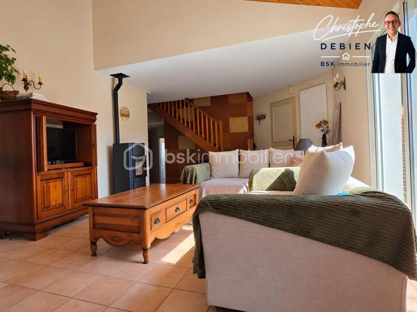 CHRISTOPHE DEBIEN – BSK IMMOBILIER VENDÉE VOUS PRÉSENTE :

Au cœur de L’Oie, découvrez cette maison d’architecte de 1995 d’environ 174 m² habitables, implantée sur une parcelle de 1 039 m², piscinable et offrant un potentiel constructible sur une partie du terrain (CUb en cours).

Située au calme, elle bénéficie d’un emplacement pratique avec écoles et commerces accessibles à pied et un accès à l’échangeur A83/A87 en environ 5 minutes.

Construite avec des matériaux professionnels et régulièrement entretenue, cette maison se distingue par son architecture originale, ses différents niveaux et ses beaux volumes.

L’entrée dessert un salon-séjour lumineux et spacieux, tandis que quelques marches conduisent à l’espace repas, ouvert sur un patio et communiquant directement avec la cuisine aménagée et entièrement équipée.

L’ensemble se prolonge par une généreuse véranda de 33 m² équipée d’une pompe à chaleur réversible, véritable espace de vie supplémentaire ouvert sur le jardin.

Le rez-de-chaussée accueille également une chambre, un bureau, une salle de bains avec douche et baignoire, des toilettes indépendantes et une buanderie.

À l’étage, le palier dessert deux chambres supplémentaires ainsi qu’une seconde salle d’eau avec WC.

Pour votre confort, la maison est équipée de menuiseries en double vitrage avec volets roulants, d’une pompe à chaleur installée en 2025, d’un poêle à bois ainsi que d’un assainissement conforme.

Un double garage d’environ 40 m² complète la propriété.

Une maison d’architecte aux volumes généreux et à la distribution originale, offrant de beaux espaces de vie, un grand jardin et un potentiel d’évolution particulièrement intéressant.

Vous souhaitez en savoir plus ou découvrir cette propriété ? Contactez-moi afin d’échanger sur votre projet et d’organiser une visite.

Conformément aux dispositions de la loi ELAN, tout candidat acquéreur est informé de son droit de se faire accompagner, lors de la visite, par un professionnel du bâtiment de son choix.
Il est demandé de signaler préalablement la présence de cet intervenant afin de permettre l’organisation de la visite dans des conditions adaptées.