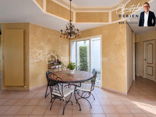CHRISTOPHE DEBIEN – BSK IMMOBILIER VENDÉE VOUS PRÉSENTE :

Au cœur de L’Oie, découvrez cette maison d’architecte de 1995 d’environ 174 m² habitables, implantée sur une parcelle de 1 039 m², piscinable et offrant un potentiel constructible sur une partie du terrain (CUb en cours).

Située au calme, elle bénéficie d’un emplacement pratique avec écoles et commerces accessibles à pied et un accès à l’échangeur A83/A87 en environ 5 minutes.

Construite avec des matériaux professionnels et régulièrement entretenue, cette maison se distingue par son architecture originale, ses différents niveaux et ses beaux volumes.

L’entrée dessert un salon-séjour lumineux et spacieux, tandis que quelques marches conduisent à l’espace repas, ouvert sur un patio et communiquant directement avec la cuisine aménagée et entièrement équipée.

L’ensemble se prolonge par une généreuse véranda de 33 m² équipée d’une pompe à chaleur réversible, véritable espace de vie supplémentaire ouvert sur le jardin.

Le rez-de-chaussée accueille également une chambre, un bureau, une salle de bains avec douche et baignoire, des toilettes indépendantes et une buanderie.

À l’étage, le palier dessert deux chambres supplémentaires ainsi qu’une seconde salle d’eau avec WC.

Pour votre confort, la maison est équipée de menuiseries en double vitrage avec volets roulants, d’une pompe à chaleur installée en 2025, d’un poêle à bois ainsi que d’un assainissement conforme.

Un double garage d’environ 40 m² complète la propriété.

Une maison d’architecte aux volumes généreux et à la distribution originale, offrant de beaux espaces de vie, un grand jardin et un potentiel d’évolution particulièrement intéressant.

Vous souhaitez en savoir plus ou découvrir cette propriété ? Contactez-moi afin d’échanger sur votre projet et d’organiser une visite.

Conformément aux dispositions de la loi ELAN, tout candidat acquéreur est informé de son droit de se faire accompagner, lors de la visite, par un professionnel du bâtiment de son choix.
Il est demandé de signaler préalablement la présence de cet intervenant afin de permettre l’organisation de la visite dans des conditions adaptées.