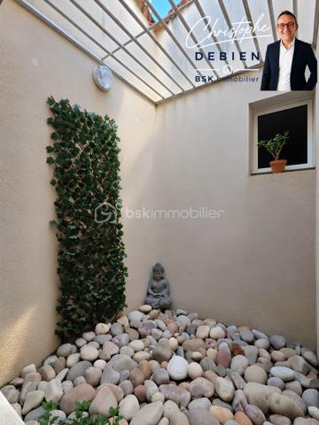 CHRISTOPHE DEBIEN – BSK IMMOBILIER VENDÉE VOUS PRÉSENTE :

Au cœur de L’Oie, découvrez cette maison d’architecte de 1995 d’environ 174 m² habitables, implantée sur une parcelle de 1 039 m², piscinable et offrant un potentiel constructible sur une partie du terrain (CUb en cours).

Située au calme, elle bénéficie d’un emplacement pratique avec écoles et commerces accessibles à pied et un accès à l’échangeur A83/A87 en environ 5 minutes.

Construite avec des matériaux professionnels et régulièrement entretenue, cette maison se distingue par son architecture originale, ses différents niveaux et ses beaux volumes.

L’entrée dessert un salon-séjour lumineux et spacieux, tandis que quelques marches conduisent à l’espace repas, ouvert sur un patio et communiquant directement avec la cuisine aménagée et entièrement équipée.

L’ensemble se prolonge par une généreuse véranda de 33 m² équipée d’une pompe à chaleur réversible, véritable espace de vie supplémentaire ouvert sur le jardin.

Le rez-de-chaussée accueille également une chambre, un bureau, une salle de bains avec douche et baignoire, des toilettes indépendantes et une buanderie.

À l’étage, le palier dessert deux chambres supplémentaires ainsi qu’une seconde salle d’eau avec WC.

Pour votre confort, la maison est équipée de menuiseries en double vitrage avec volets roulants, d’une pompe à chaleur installée en 2025, d’un poêle à bois ainsi que d’un assainissement conforme.

Un double garage d’environ 40 m² complète la propriété.

Une maison d’architecte aux volumes généreux et à la distribution originale, offrant de beaux espaces de vie, un grand jardin et un potentiel d’évolution particulièrement intéressant.

Vous souhaitez en savoir plus ou découvrir cette propriété ? Contactez-moi afin d’échanger sur votre projet et d’organiser une visite.

Conformément aux dispositions de la loi ELAN, tout candidat acquéreur est informé de son droit de se faire accompagner, lors de la visite, par un professionnel du bâtiment de son choix.
Il est demandé de signaler préalablement la présence de cet intervenant afin de permettre l’organisation de la visite dans des conditions adaptées.