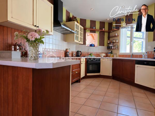 CHRISTOPHE DEBIEN – BSK IMMOBILIER VENDÉE VOUS PRÉSENTE :

Au cœur de L’Oie, découvrez cette maison d’architecte de 1995 d’environ 174 m² habitables, implantée sur une parcelle de 1 039 m², piscinable et offrant un potentiel constructible sur une partie du terrain (CUb en cours).

Située au calme, elle bénéficie d’un emplacement pratique avec écoles et commerces accessibles à pied et un accès à l’échangeur A83/A87 en environ 5 minutes.

Construite avec des matériaux professionnels et régulièrement entretenue, cette maison se distingue par son architecture originale, ses différents niveaux et ses beaux volumes.

L’entrée dessert un salon-séjour lumineux et spacieux, tandis que quelques marches conduisent à l’espace repas, ouvert sur un patio et communiquant directement avec la cuisine aménagée et entièrement équipée.

L’ensemble se prolonge par une généreuse véranda de 33 m² équipée d’une pompe à chaleur réversible, véritable espace de vie supplémentaire ouvert sur le jardin.

Le rez-de-chaussée accueille également une chambre, un bureau, une salle de bains avec douche et baignoire, des toilettes indépendantes et une buanderie.

À l’étage, le palier dessert deux chambres supplémentaires ainsi qu’une seconde salle d’eau avec WC.

Pour votre confort, la maison est équipée de menuiseries en double vitrage avec volets roulants, d’une pompe à chaleur installée en 2025, d’un poêle à bois ainsi que d’un assainissement conforme.

Un double garage d’environ 40 m² complète la propriété.

Une maison d’architecte aux volumes généreux et à la distribution originale, offrant de beaux espaces de vie, un grand jardin et un potentiel d’évolution particulièrement intéressant.

Vous souhaitez en savoir plus ou découvrir cette propriété ? Contactez-moi afin d’échanger sur votre projet et d’organiser une visite.

Conformément aux dispositions de la loi ELAN, tout candidat acquéreur est informé de son droit de se faire accompagner, lors de la visite, par un professionnel du bâtiment de son choix.
Il est demandé de signaler préalablement la présence de cet intervenant afin de permettre l’organisation de la visite dans des conditions adaptées.