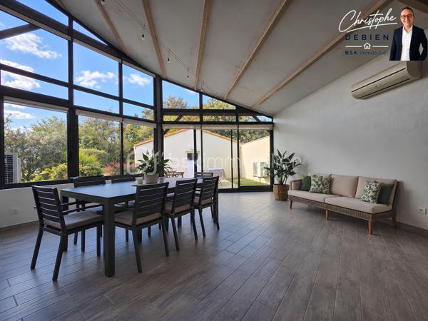 CHRISTOPHE DEBIEN – BSK IMMOBILIER VENDÉE VOUS PRÉSENTE :

Au cœur de L’Oie, découvrez cette maison d’architecte de 1995 d’environ 174 m² habitables, implantée sur une parcelle de 1 039 m², piscinable et offrant un potentiel constructible sur une partie du terrain (CUb en cours).

Située au calme, elle bénéficie d’un emplacement pratique avec écoles et commerces accessibles à pied et un accès à l’échangeur A83/A87 en environ 5 minutes.

Construite avec des matériaux professionnels et régulièrement entretenue, cette maison se distingue par son architecture originale, ses différents niveaux et ses beaux volumes.

L’entrée dessert un salon-séjour lumineux et spacieux, tandis que quelques marches conduisent à l’espace repas, ouvert sur un patio et communiquant directement avec la cuisine aménagée et entièrement équipée.

L’ensemble se prolonge par une généreuse véranda de 33 m² équipée d’une pompe à chaleur réversible, véritable espace de vie supplémentaire ouvert sur le jardin.

Le rez-de-chaussée accueille également une chambre, un bureau, une salle de bains avec douche et baignoire, des toilettes indépendantes et une buanderie.

À l’étage, le palier dessert deux chambres supplémentaires ainsi qu’une seconde salle d’eau avec WC.

Pour votre confort, la maison est équipée de menuiseries en double vitrage avec volets roulants, d’une pompe à chaleur installée en 2025, d’un poêle à bois ainsi que d’un assainissement conforme.

Un double garage d’environ 40 m² complète la propriété.

Une maison d’architecte aux volumes généreux et à la distribution originale, offrant de beaux espaces de vie, un grand jardin et un potentiel d’évolution particulièrement intéressant.

Vous souhaitez en savoir plus ou découvrir cette propriété ? Contactez-moi afin d’échanger sur votre projet et d’organiser une visite.

Conformément aux dispositions de la loi ELAN, tout candidat acquéreur est informé de son droit de se faire accompagner, lors de la visite, par un professionnel du bâtiment de son choix.
Il est demandé de signaler préalablement la présence de cet intervenant afin de permettre l’organisation de la visite dans des conditions adaptées.
