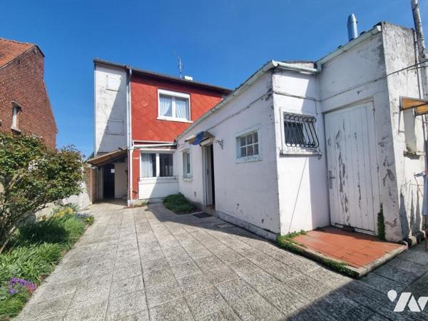 Maison de ville avec trois chambres, garage, jardin et dépendances