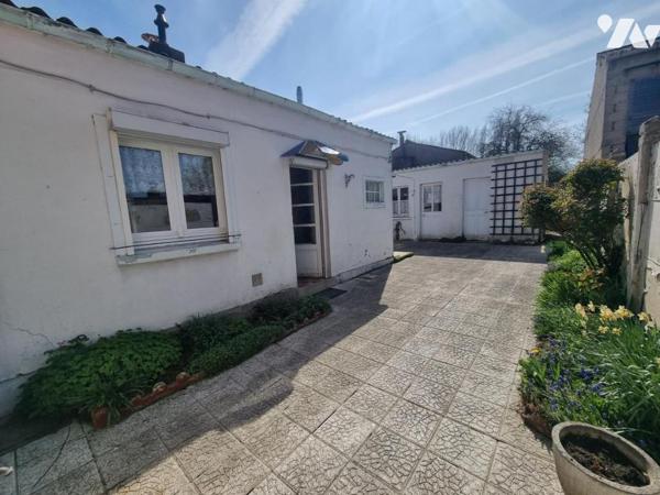 Maison de ville avec trois chambres, garage, jardin et dépendances