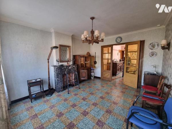 Maison de ville avec trois chambres, garage, jardin et dépendances