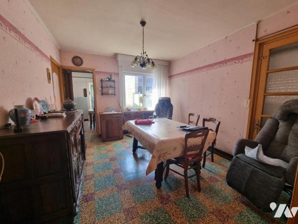 Maison de ville avec trois chambres, garage, jardin et dépendances