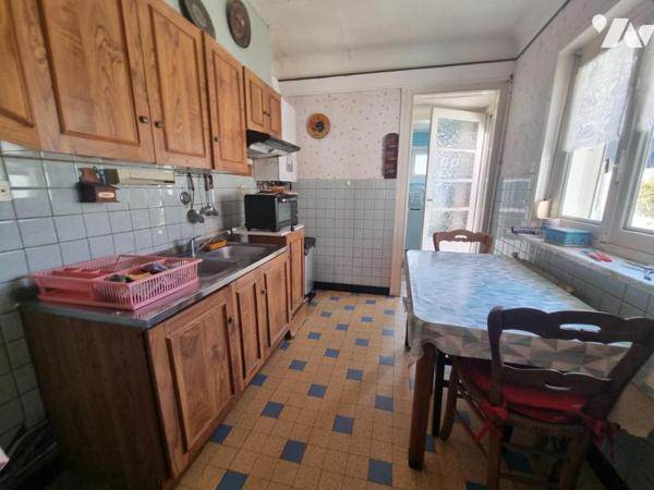 Maison de ville avec trois chambres, garage, jardin et dépendances