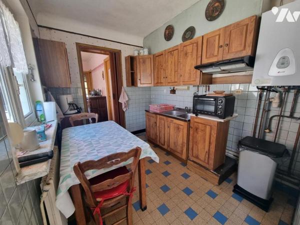 Maison de ville avec trois chambres, garage, jardin et dépendances