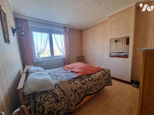 Maison de ville avec trois chambres, garage, jardin et dépendances