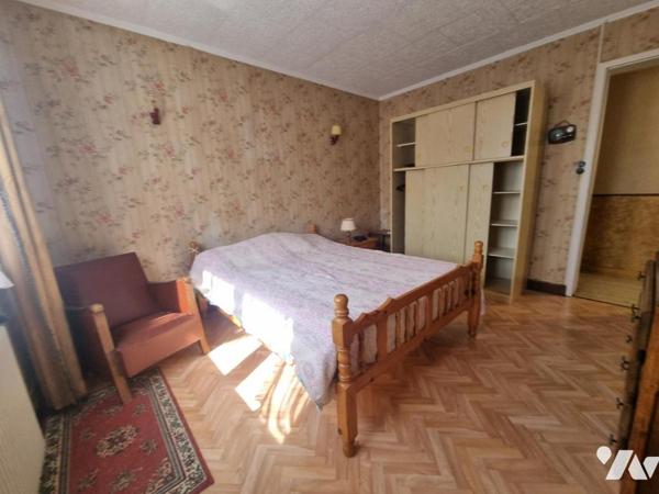 Maison de ville avec trois chambres, garage, jardin et dépendances