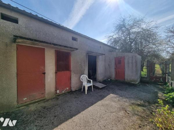 Maison de ville avec trois chambres, garage, jardin et dépendances