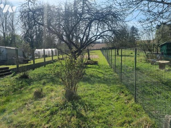 Maison de ville avec trois chambres, garage, jardin et dépendances