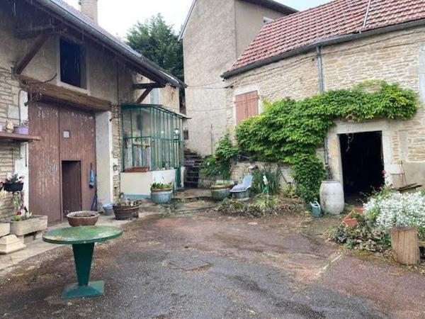 Corps de ferme dans le bourg d'Ahuy !