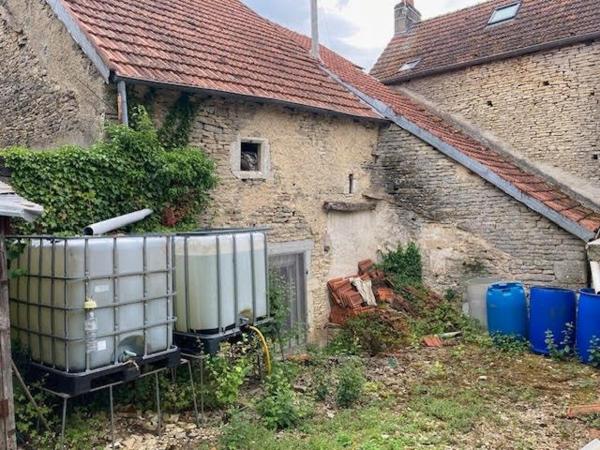 Corps de ferme dans le bourg d'Ahuy !