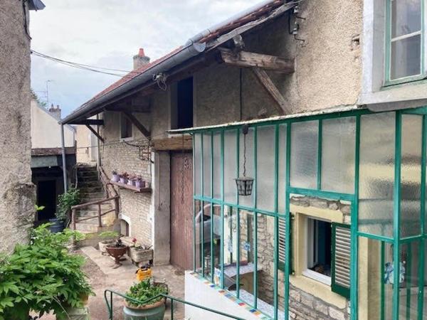 Corps de ferme dans le bourg d'Ahuy !