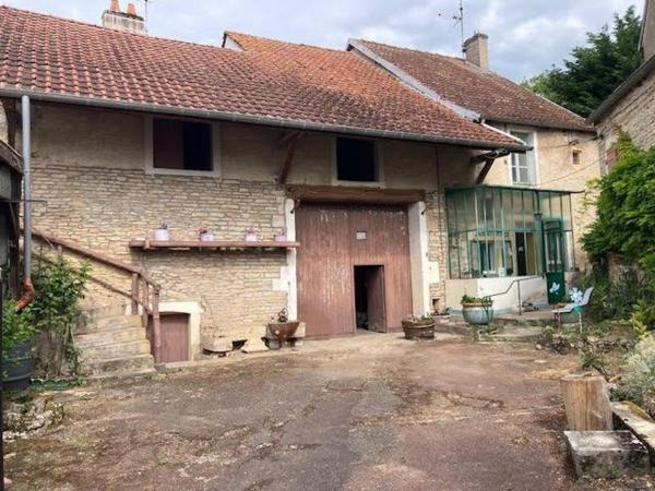Corps de ferme dans le bourg d'Ahuy !