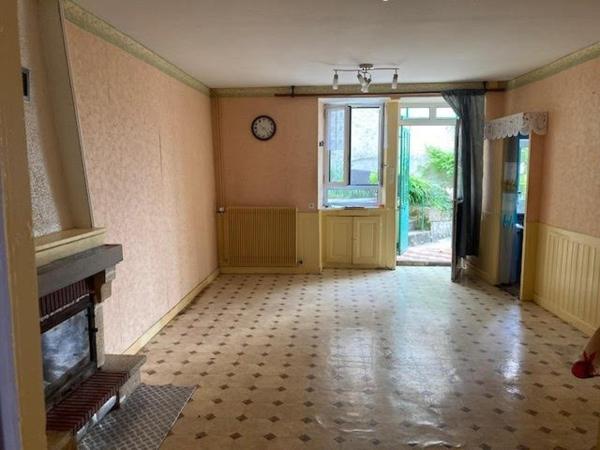 Corps de ferme dans le bourg d'Ahuy !