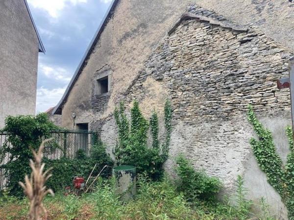 Corps de ferme dans le bourg d'Ahuy !