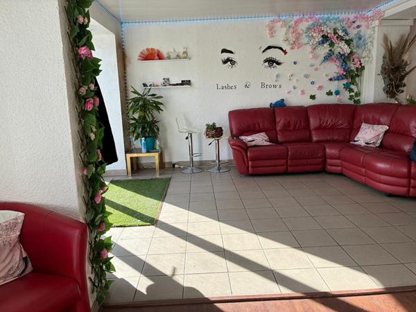 Local commercial 77 m2 au RDC avec Places de Parking