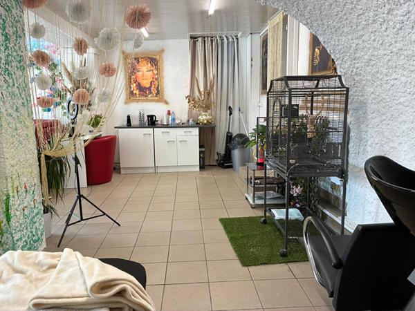 Local commercial 77 m2 au RDC avec Places de Parking