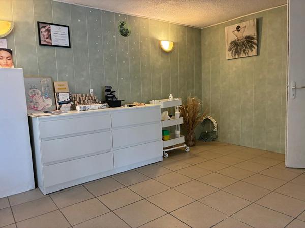 Local commercial 77 m2 au RDC avec Places de Parking