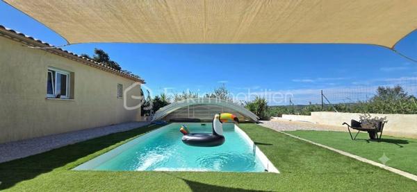 🏡 20 ANS DE BONHEUR… ET SI C’ÉTAIT À VOUS ? ❤️

À 12' de Gignac, située à Puilacher, découvrez cette Villa de PLAIN-PIED où l’on respire…163 m² posée sur 1500 m² de terrain.

Aucun regard indiscret, une piscine en retrait et une maison en parfait état.
✨ Une belle pièce de vie 54 m² orientée vers sa TERRASSE de 40m².
🍽️ Une cuisine ouverte de 25 m².
🛏️ Une suite parentale + 2 chambres (4 possible).
🏊‍♀️ Une piscine totalement à l’abri des regards, au sel, chauffée et sécurisée. Un Pool House et son four à Pizzas!
🌿 Des extérieurs et des espaces thématiques pour profiter pleinement du soleil, une vraie parenthèse de DOUCEUR et CAMPAGNE!
🏠 Une dépendance attenante avec séjour/cuisine, chambre, salle de douche et wc.

Et le petit + qui peut faire toute la différence :
👉 Ce potentiel de revenu locatif grâce à la dépendance… ou au GARAGE transformable, avec en plus de nombreuses possibilités de stationnement sur la propriété.

Une maison construite il y a 20 ans, entretenue avec soin, qui propose QUIETUDE-JOLIE VUE et dédiée aux AMOUREUX de la NATURE.

Elle attend maintenant sa prochaine histoire. ❤️

IDEAL FAMILLE , PROJET INTERGENERATIONNEL ou et  PROFESSION LIBERALE

Vidéo à disposition et à visiter rapidement sur financement validé.