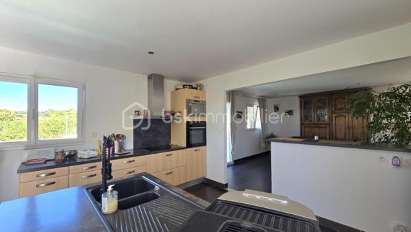 🏡 20 ANS DE BONHEUR… ET SI C’ÉTAIT À VOUS ? ❤️

À 12' de Gignac, située à Puilacher, découvrez cette Villa de PLAIN-PIED où l’on respire…163 m² posée sur 1500 m² de terrain.

Aucun regard indiscret, une piscine en retrait et une maison en parfait état.
✨ Une belle pièce de vie 54 m² orientée vers sa TERRASSE de 40m².
🍽️ Une cuisine ouverte de 25 m².
🛏️ Une suite parentale + 2 chambres (4 possible).
🏊‍♀️ Une piscine totalement à l’abri des regards, au sel, chauffée et sécurisée. Un Pool House et son four à Pizzas!
🌿 Des extérieurs et des espaces thématiques pour profiter pleinement du soleil, une vraie parenthèse de DOUCEUR et CAMPAGNE!
🏠 Une dépendance attenante avec séjour/cuisine, chambre, salle de douche et wc.

Et le petit + qui peut faire toute la différence :
👉 Ce potentiel de revenu locatif grâce à la dépendance… ou au GARAGE transformable, avec en plus de nombreuses possibilités de stationnement sur la propriété.

Une maison construite il y a 20 ans, entretenue avec soin, qui propose QUIETUDE-JOLIE VUE et dédiée aux AMOUREUX de la NATURE.

Elle attend maintenant sa prochaine histoire. ❤️

IDEAL FAMILLE , PROJET INTERGENERATIONNEL ou et  PROFESSION LIBERALE

Vidéo à disposition et à visiter rapidement sur financement validé.