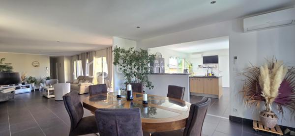 🏡 20 ANS DE BONHEUR… ET SI C’ÉTAIT À VOUS ? ❤️

À 12' de Gignac, située à Puilacher, découvrez cette Villa de PLAIN-PIED où l’on respire…163 m² posée sur 1500 m² de terrain.

Aucun regard indiscret, une piscine en retrait et une maison en parfait état.
✨ Une belle pièce de vie 54 m² orientée vers sa TERRASSE de 40m².
🍽️ Une cuisine ouverte de 25 m².
🛏️ Une suite parentale + 2 chambres (4 possible).
🏊‍♀️ Une piscine totalement à l’abri des regards, au sel, chauffée et sécurisée. Un Pool House et son four à Pizzas!
🌿 Des extérieurs et des espaces thématiques pour profiter pleinement du soleil, une vraie parenthèse de DOUCEUR et CAMPAGNE!
🏠 Une dépendance attenante avec séjour/cuisine, chambre, salle de douche et wc.

Et le petit + qui peut faire toute la différence :
👉 Ce potentiel de revenu locatif grâce à la dépendance… ou au GARAGE transformable, avec en plus de nombreuses possibilités de stationnement sur la propriété.

Une maison construite il y a 20 ans, entretenue avec soin, qui propose QUIETUDE-JOLIE VUE et dédiée aux AMOUREUX de la NATURE.

Elle attend maintenant sa prochaine histoire. ❤️

IDEAL FAMILLE , PROJET INTERGENERATIONNEL ou et  PROFESSION LIBERALE

Vidéo à disposition et à visiter rapidement sur financement validé.