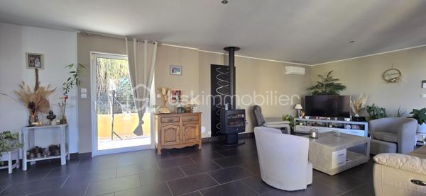 🏡 20 ANS DE BONHEUR… ET SI C’ÉTAIT À VOUS ? ❤️

À 12' de Gignac, située à Puilacher, découvrez cette Villa de PLAIN-PIED où l’on respire…163 m² posée sur 1500 m² de terrain.

Aucun regard indiscret, une piscine en retrait et une maison en parfait état.
✨ Une belle pièce de vie 54 m² orientée vers sa TERRASSE de 40m².
🍽️ Une cuisine ouverte de 25 m².
🛏️ Une suite parentale + 2 chambres (4 possible).
🏊‍♀️ Une piscine totalement à l’abri des regards, au sel, chauffée et sécurisée. Un Pool House et son four à Pizzas!
🌿 Des extérieurs et des espaces thématiques pour profiter pleinement du soleil, une vraie parenthèse de DOUCEUR et CAMPAGNE!
🏠 Une dépendance attenante avec séjour/cuisine, chambre, salle de douche et wc.

Et le petit + qui peut faire toute la différence :
👉 Ce potentiel de revenu locatif grâce à la dépendance… ou au GARAGE transformable, avec en plus de nombreuses possibilités de stationnement sur la propriété.

Une maison construite il y a 20 ans, entretenue avec soin, qui propose QUIETUDE-JOLIE VUE et dédiée aux AMOUREUX de la NATURE.

Elle attend maintenant sa prochaine histoire. ❤️

IDEAL FAMILLE , PROJET INTERGENERATIONNEL ou et  PROFESSION LIBERALE

Vidéo à disposition et à visiter rapidement sur financement validé.