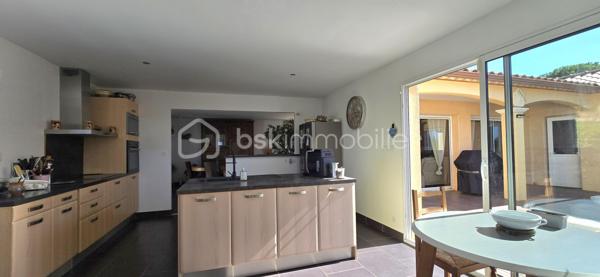 🏡 20 ANS DE BONHEUR… ET SI C’ÉTAIT À VOUS ? ❤️

À 12' de Gignac, située à Puilacher, découvrez cette Villa de PLAIN-PIED où l’on respire…163 m² posée sur 1500 m² de terrain.

Aucun regard indiscret, une piscine en retrait et une maison en parfait état.
✨ Une belle pièce de vie 54 m² orientée vers sa TERRASSE de 40m².
🍽️ Une cuisine ouverte de 25 m².
🛏️ Une suite parentale + 2 chambres (4 possible).
🏊‍♀️ Une piscine totalement à l’abri des regards, au sel, chauffée et sécurisée. Un Pool House et son four à Pizzas!
🌿 Des extérieurs et des espaces thématiques pour profiter pleinement du soleil, une vraie parenthèse de DOUCEUR et CAMPAGNE!
🏠 Une dépendance attenante avec séjour/cuisine, chambre, salle de douche et wc.

Et le petit + qui peut faire toute la différence :
👉 Ce potentiel de revenu locatif grâce à la dépendance… ou au GARAGE transformable, avec en plus de nombreuses possibilités de stationnement sur la propriété.

Une maison construite il y a 20 ans, entretenue avec soin, qui propose QUIETUDE-JOLIE VUE et dédiée aux AMOUREUX de la NATURE.

Elle attend maintenant sa prochaine histoire. ❤️

IDEAL FAMILLE , PROJET INTERGENERATIONNEL ou et  PROFESSION LIBERALE

Vidéo à disposition et à visiter rapidement sur financement validé.