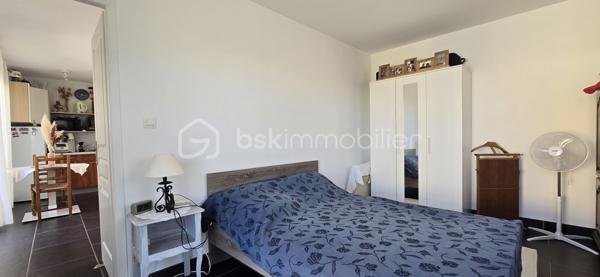🏡 20 ANS DE BONHEUR… ET SI C’ÉTAIT À VOUS ? ❤️

À 12' de Gignac, située à Puilacher, découvrez cette Villa de PLAIN-PIED où l’on respire…163 m² posée sur 1500 m² de terrain.

Aucun regard indiscret, une piscine en retrait et une maison en parfait état.
✨ Une belle pièce de vie 54 m² orientée vers sa TERRASSE de 40m².
🍽️ Une cuisine ouverte de 25 m².
🛏️ Une suite parentale + 2 chambres (4 possible).
🏊‍♀️ Une piscine totalement à l’abri des regards, au sel, chauffée et sécurisée. Un Pool House et son four à Pizzas!
🌿 Des extérieurs et des espaces thématiques pour profiter pleinement du soleil, une vraie parenthèse de DOUCEUR et CAMPAGNE!
🏠 Une dépendance attenante avec séjour/cuisine, chambre, salle de douche et wc.

Et le petit + qui peut faire toute la différence :
👉 Ce potentiel de revenu locatif grâce à la dépendance… ou au GARAGE transformable, avec en plus de nombreuses possibilités de stationnement sur la propriété.

Une maison construite il y a 20 ans, entretenue avec soin, qui propose QUIETUDE-JOLIE VUE et dédiée aux AMOUREUX de la NATURE.

Elle attend maintenant sa prochaine histoire. ❤️

IDEAL FAMILLE , PROJET INTERGENERATIONNEL ou et  PROFESSION LIBERALE

Vidéo à disposition et à visiter rapidement sur financement validé.