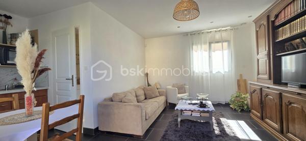 🏡 20 ANS DE BONHEUR… ET SI C’ÉTAIT À VOUS ? ❤️

À 12' de Gignac, située à Puilacher, découvrez cette Villa de PLAIN-PIED où l’on respire…163 m² posée sur 1500 m² de terrain.

Aucun regard indiscret, une piscine en retrait et une maison en parfait état.
✨ Une belle pièce de vie 54 m² orientée vers sa TERRASSE de 40m².
🍽️ Une cuisine ouverte de 25 m².
🛏️ Une suite parentale + 2 chambres (4 possible).
🏊‍♀️ Une piscine totalement à l’abri des regards, au sel, chauffée et sécurisée. Un Pool House et son four à Pizzas!
🌿 Des extérieurs et des espaces thématiques pour profiter pleinement du soleil, une vraie parenthèse de DOUCEUR et CAMPAGNE!
🏠 Une dépendance attenante avec séjour/cuisine, chambre, salle de douche et wc.

Et le petit + qui peut faire toute la différence :
👉 Ce potentiel de revenu locatif grâce à la dépendance… ou au GARAGE transformable, avec en plus de nombreuses possibilités de stationnement sur la propriété.

Une maison construite il y a 20 ans, entretenue avec soin, qui propose QUIETUDE-JOLIE VUE et dédiée aux AMOUREUX de la NATURE.

Elle attend maintenant sa prochaine histoire. ❤️

IDEAL FAMILLE , PROJET INTERGENERATIONNEL ou et  PROFESSION LIBERALE

Vidéo à disposition et à visiter rapidement sur financement validé.
